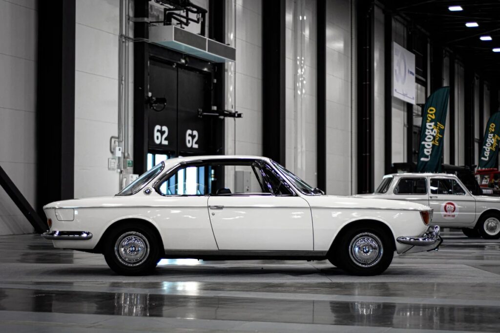 BMW 2000 - ретро-мобиль возрастом более 50 лет в идеальном состоянии