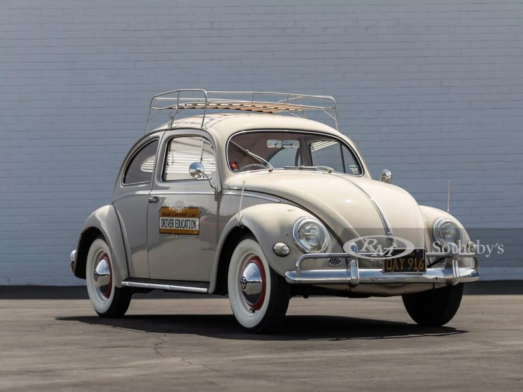65-летний Volkswagen Beetle с двумя рулями - зачем они ему?