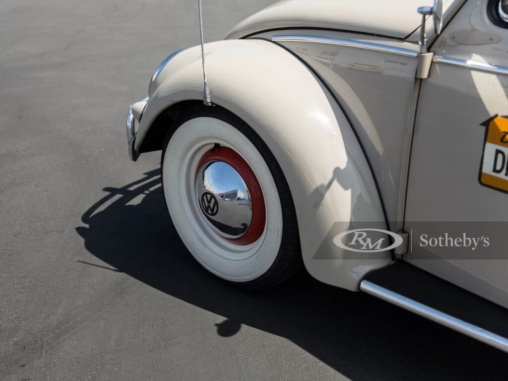 65-летний Volkswagen Beetle с двумя рулями - зачем они ему?