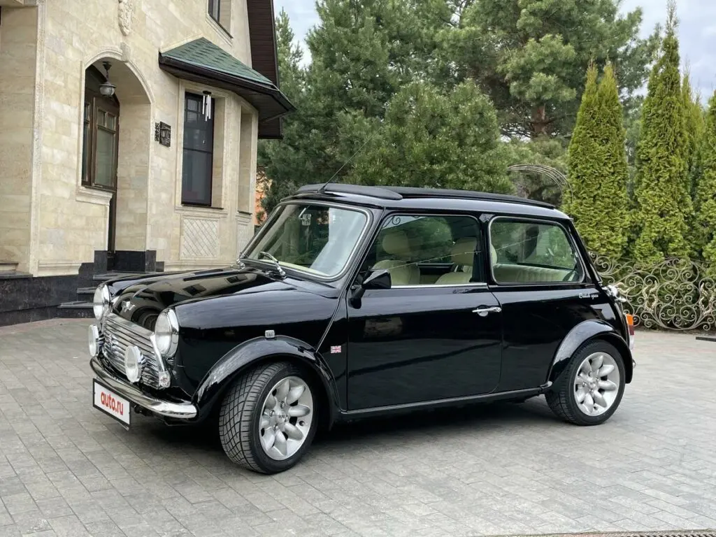 В продаже: Mini Cooper 2000 года выпуска за 2 млн рублей