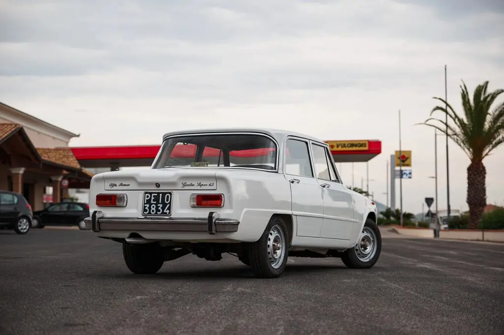 50-летний автомобиль типа "ретро" можно купить всего за 500 000 рублей?