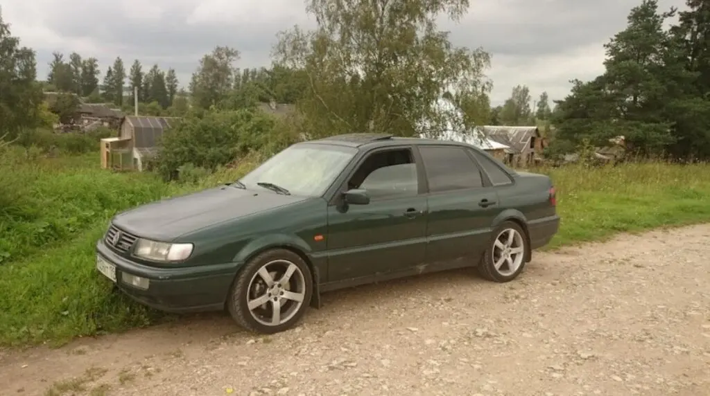 Passat уместно смотрится на фоне сельского пейзажа