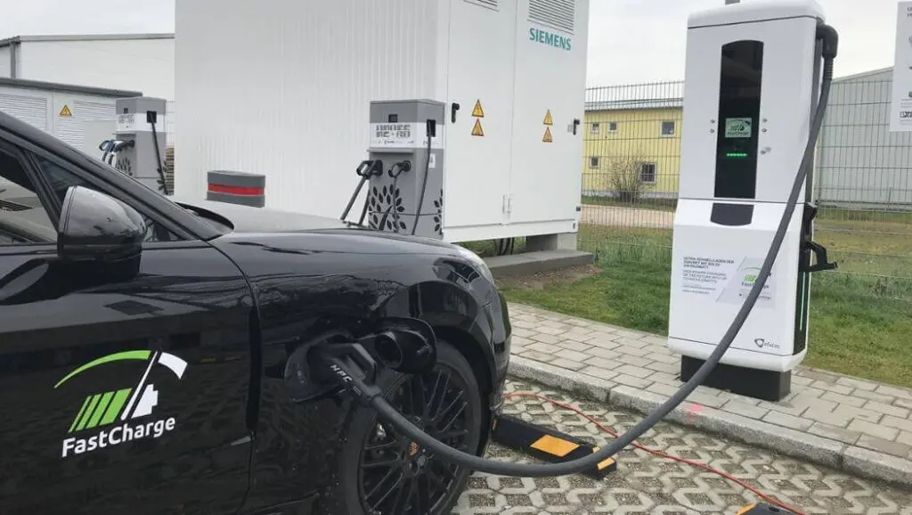 Станция быстрой зарядки обеспечивает ускоренное пополнение энергетического запаса – до 80 % до 10-15 минут