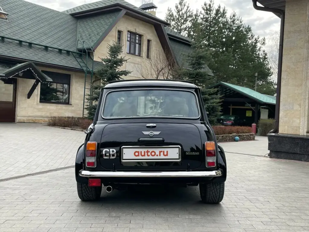 В продаже: Mini Cooper 2000 года выпуска за 2 млн рублей