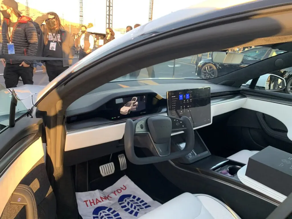 Салон Tesla Plaid