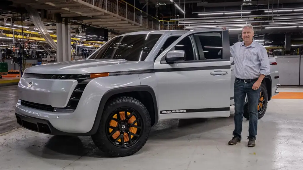 Генеральный директор Lordstown Motors Стив Бернс рядом с пикапом на фоне нового сборочного цеха