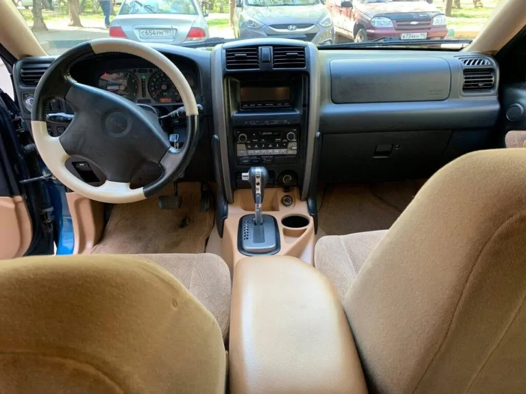 Салон Isuzu Axiom