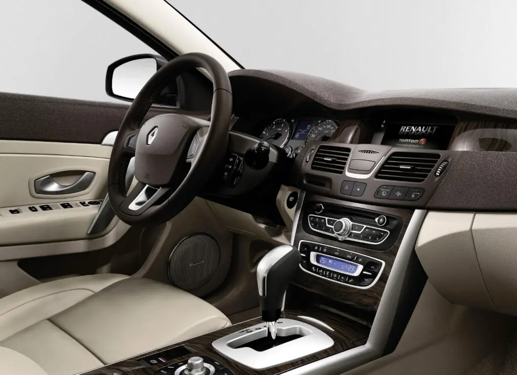 Салон Renault Latitude