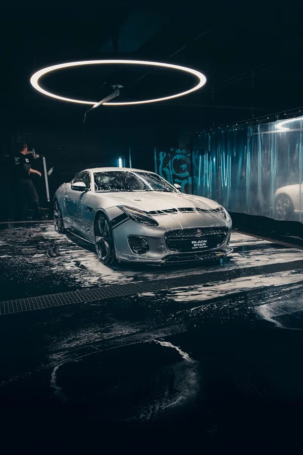 Jaguar F-Type с малым пробегом за 5 млн рублей - рациональная ли покупка?