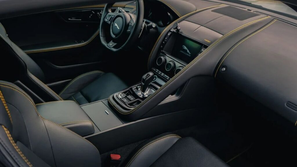 Jaguar F-Type с малым пробегом за 5 млн рублей - рациональная ли покупка?