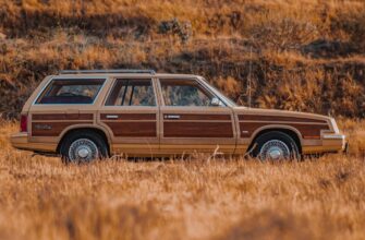 Chrysler LeBaron Town & Country 1985 года - или как выделиться в потоке