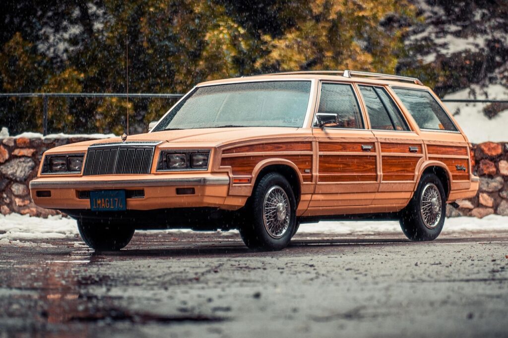 Chrysler LeBaron Town & Country 1985 года - или как выделиться в потоке