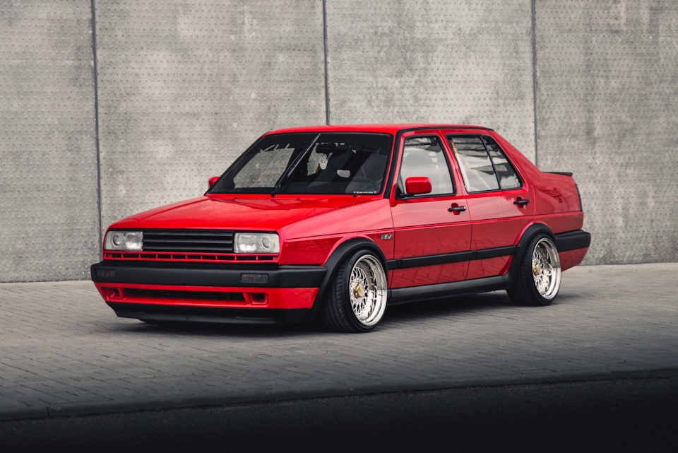 Стильная Volkswagen Jetta 1988 года выпуска - красная фурия