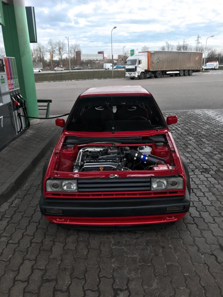 Стильная Volkswagen Jetta 1988 года выпуска - красная фурия