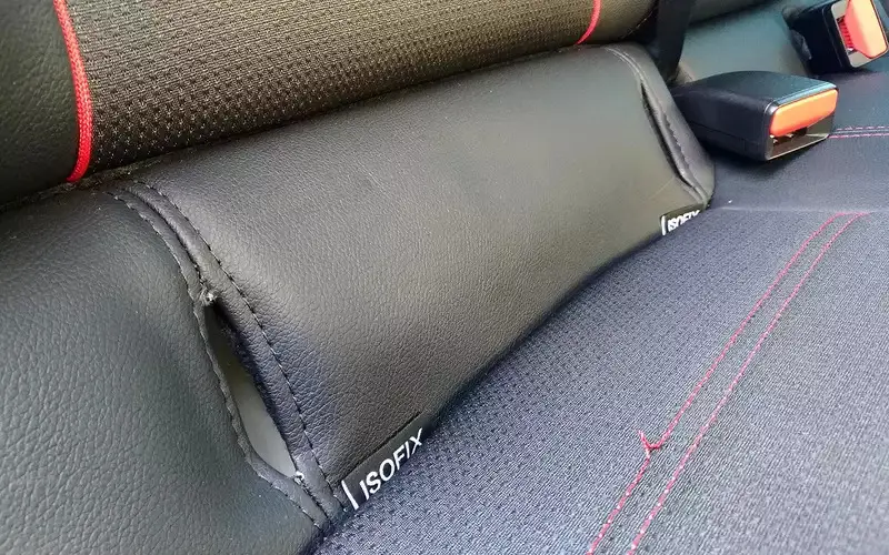 Крепления Iofix для фиксации детских кресел на втором ряду