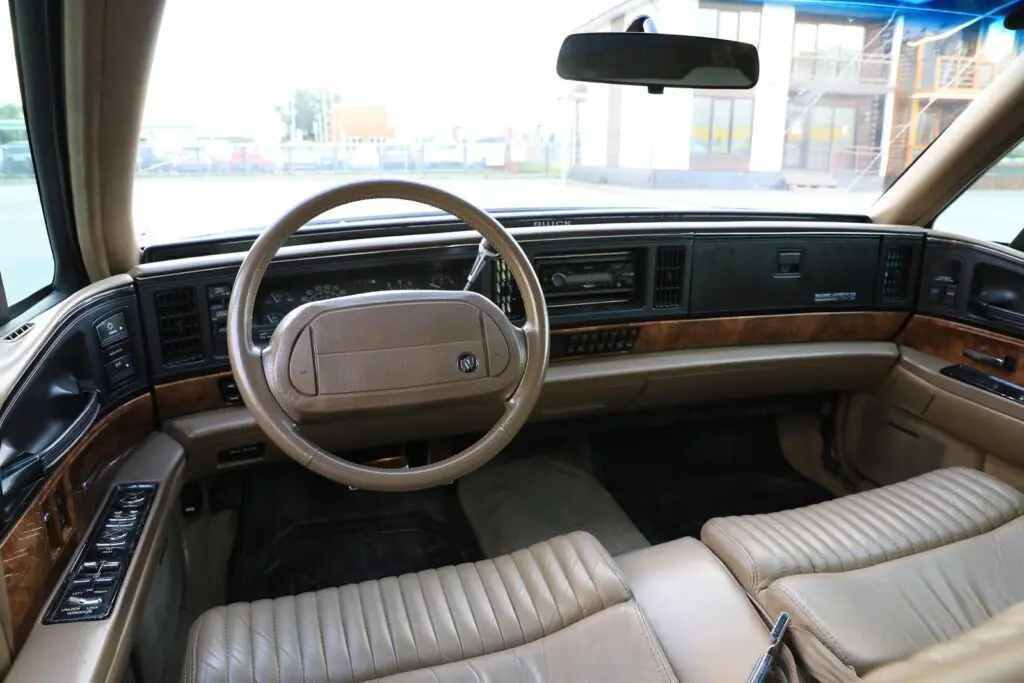 Роскошный салон американского автомобиля 90-х