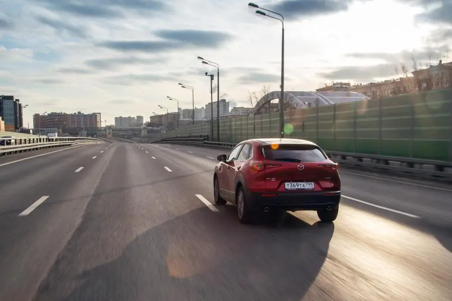 Mazda CX-30 обеспечивает комфортные условия для поездок с высокой скоростью на большие расстояния