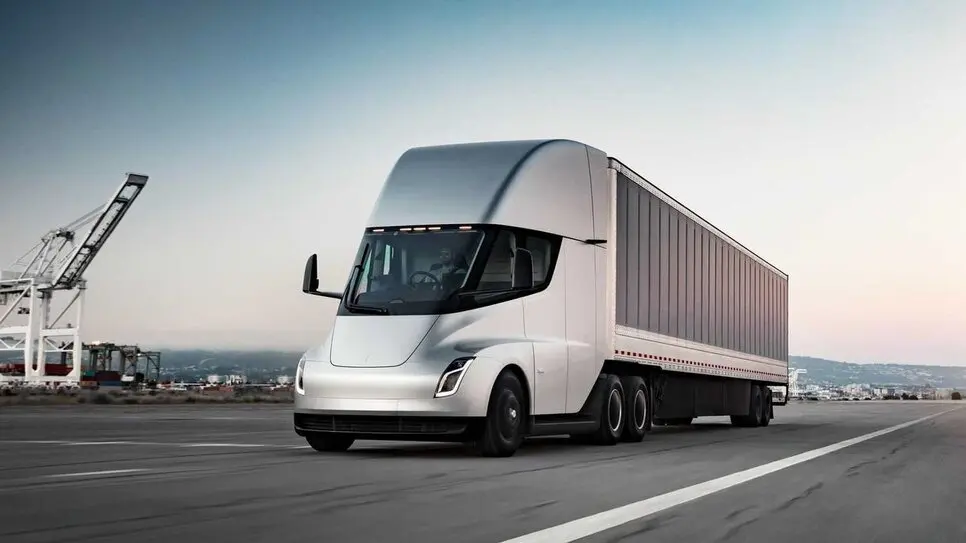 Tesla Semi – 800 км