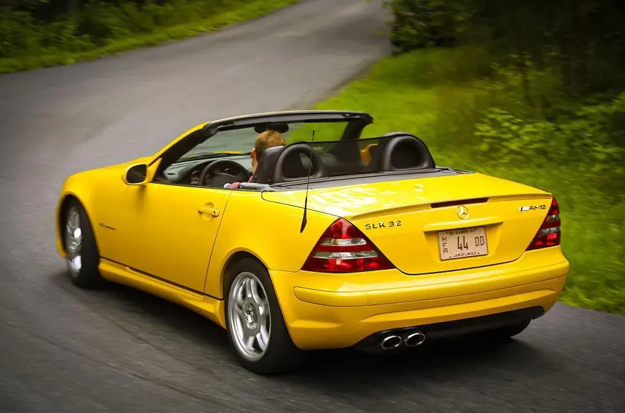Жесткая крыша Mercedes-Benz SLK 32 AMG поднималась при необходимости с помощью электропривода