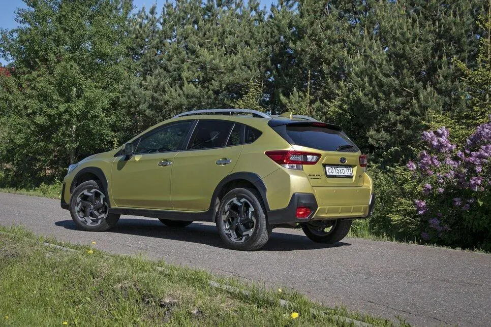 В рестайлинговой версии Subaru установлены новые бамперы и другая решетка радиатора