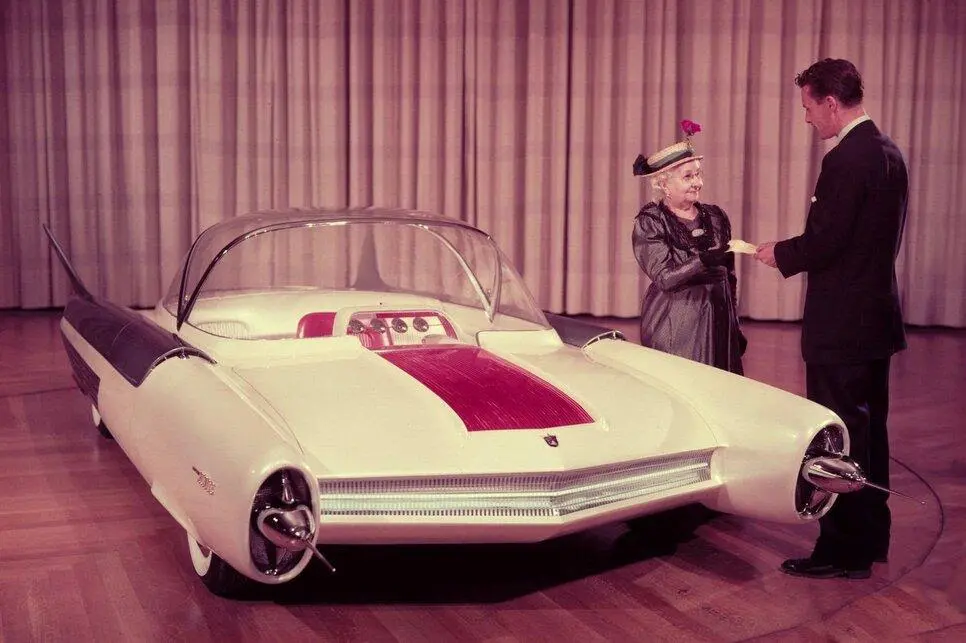 Ford FX Atmos в 1954 году оснастили джойстиками вместо типового рулевого управления