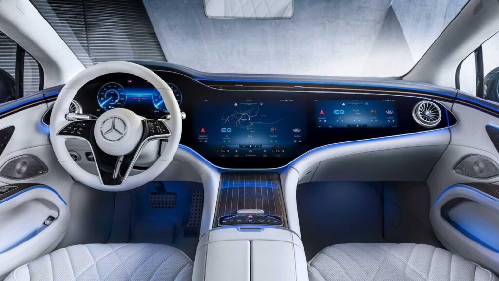 «Дорого и богато» выглядит передняя панель Mersedes-Benz EQS