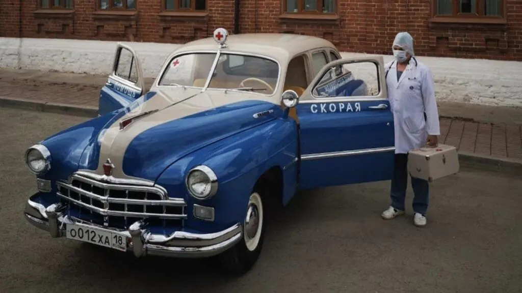 Модификацию ГАЗ-12Б выпускали для службы скорой помощи