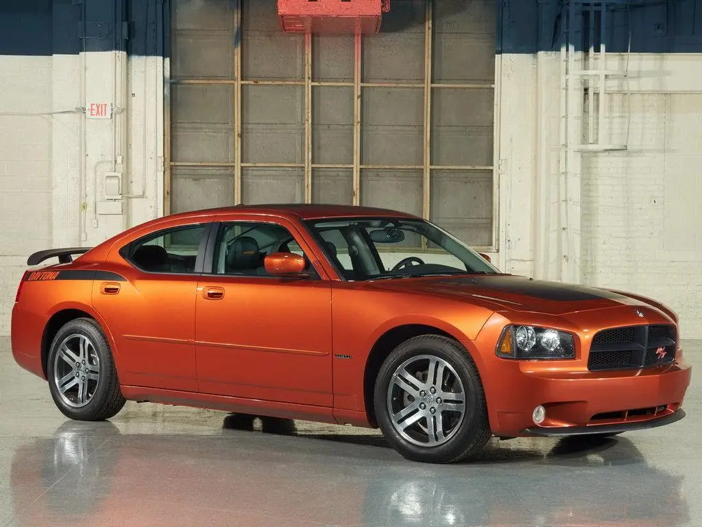 Фотография демонстрирует, чем отличается упрощенный серийный Dodge Charger 2005 года выпуска от концепта