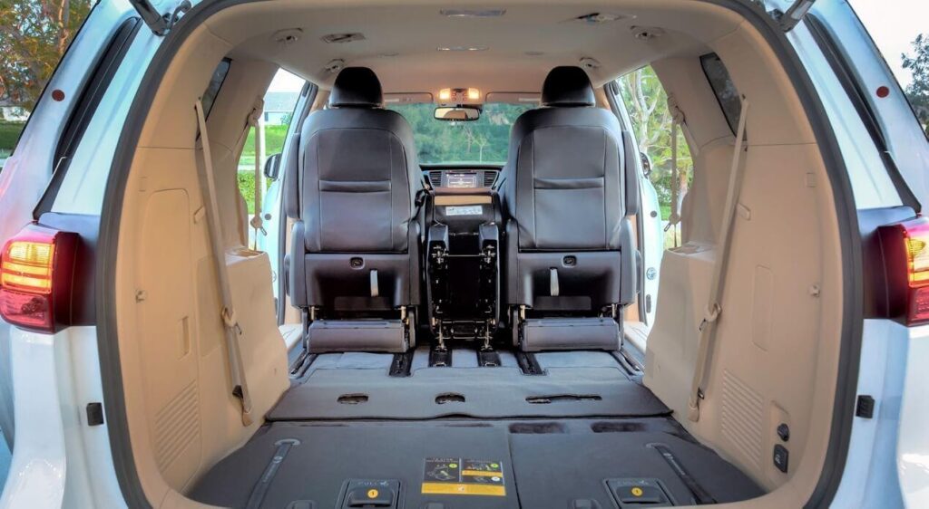 Со сложенными спинками задних рядов сидений объем багажного отделения увеличивается до 4110 литров