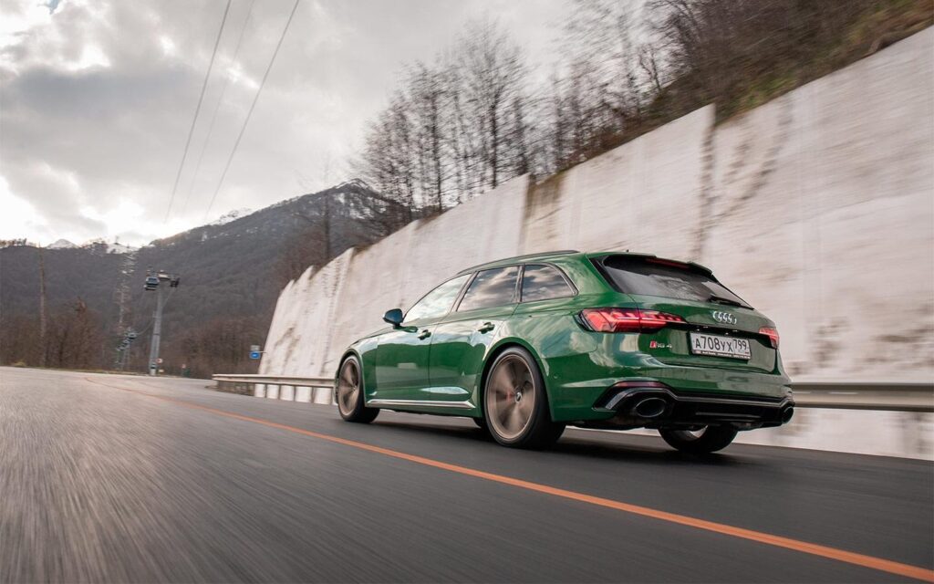 Audi RS4 отличается великолепной управляемостью даже в сложных условиях езды по горному серпантину