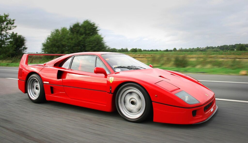 Оригинальный Ferrari F40 разгоняется до «сотни» за 4,1 секунды и развивает максимальную скорость 324 км/ч
