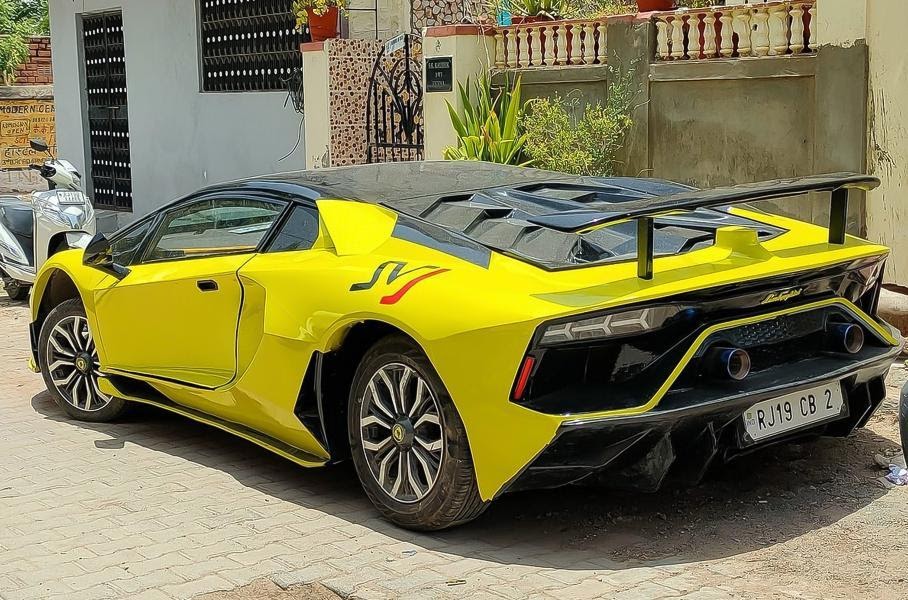 Реплика Lamborghini Aventador SVJ – вид сзади