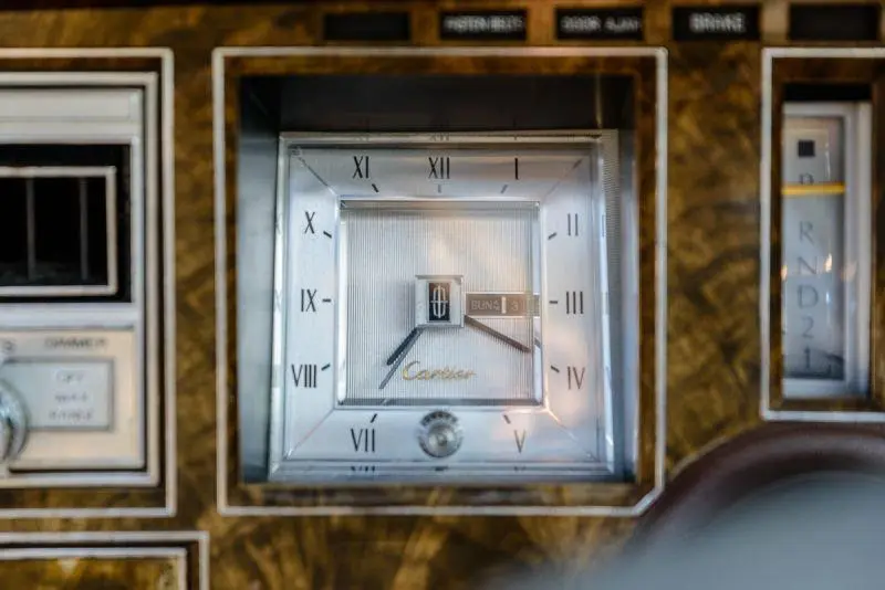 Эксклюзивный элемент оснащения – часы Cartier