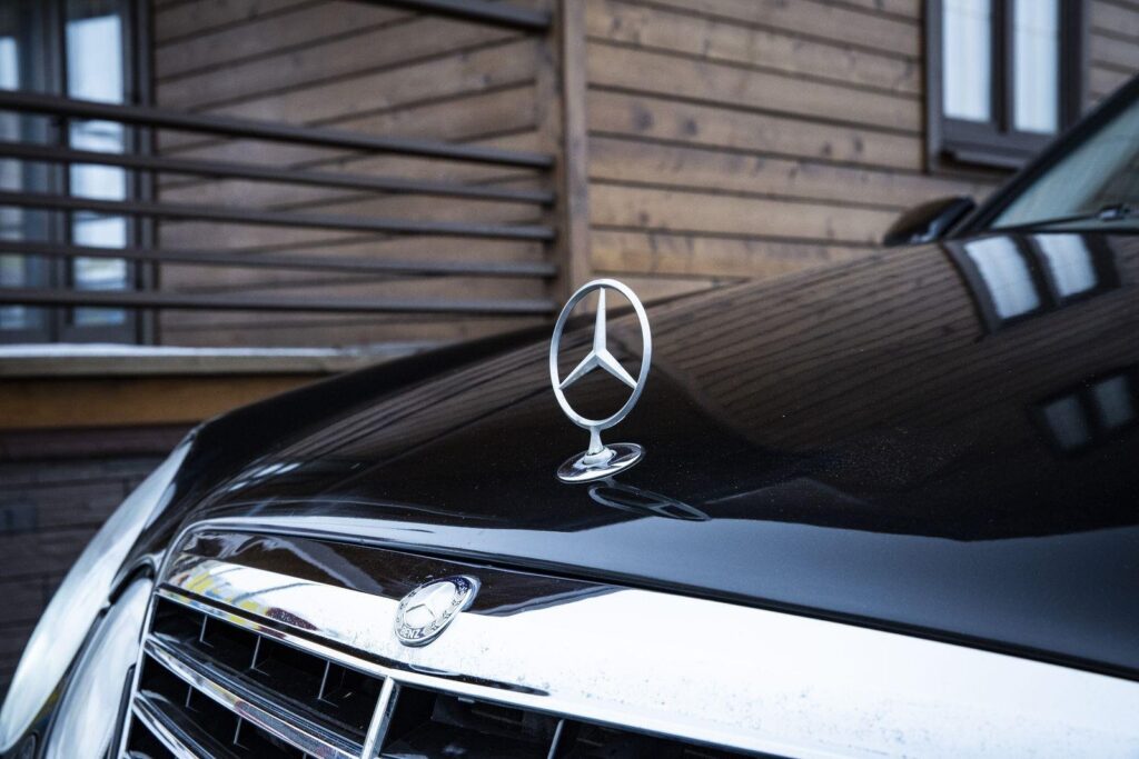 Несмотря на солидный «возраст», превосходство Mercedes-Benz можно признать по всем основным параметрам
