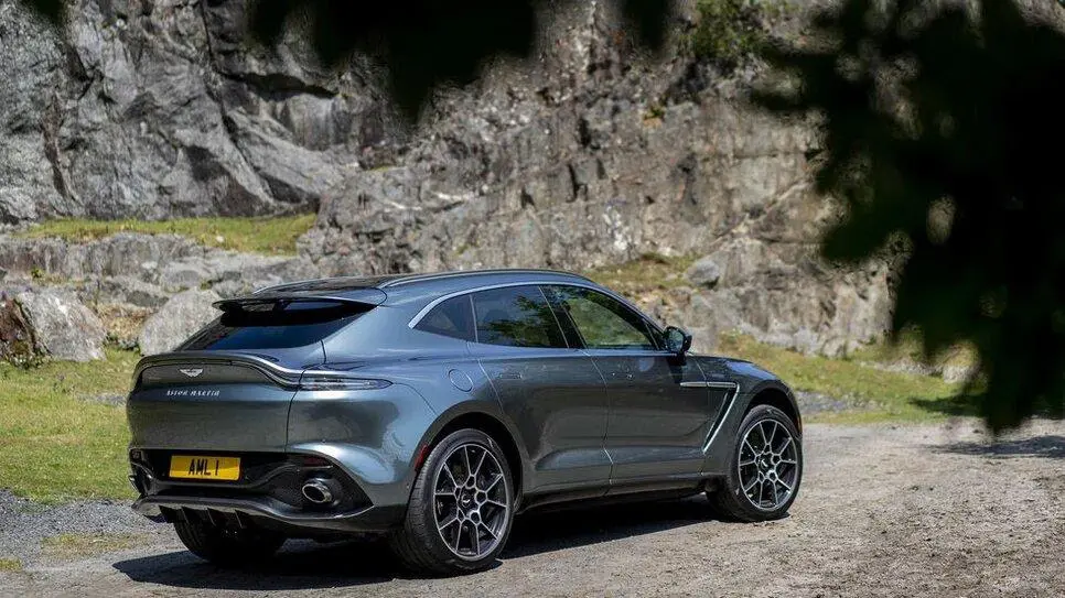 Принадлежность к модельному ряду Aston Martin определяется точно даже без изучения идентификационных надписей и логотипов марки