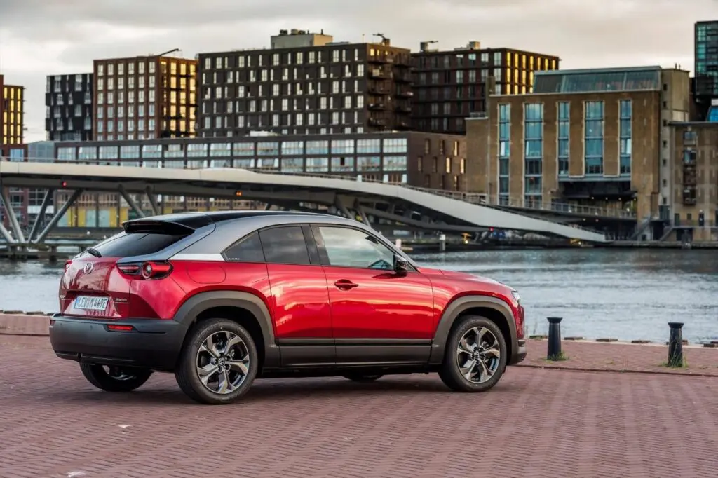 Mazda MX-30 подходит для «городской» эксплуатации либо в качестве второго автомобиля