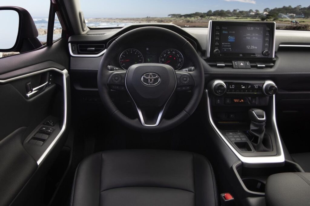 Очистку салона Toyota RAV4 рекомендуется выполнять аккуратно, чтобы исключить повреждение пластиковых поверхностей 