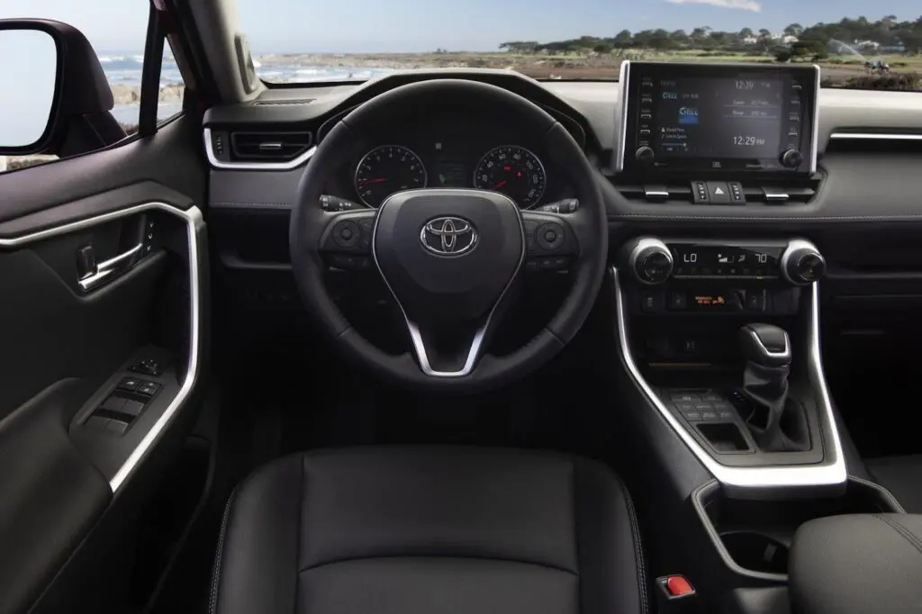 Очистку салона Toyota RAV4 рекомендуется выполнять аккуратно, чтобы исключить повреждение пластиковых поверхностей