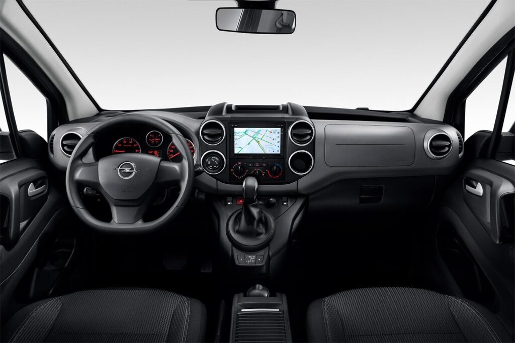 Передняя панель Opel Combo Life
