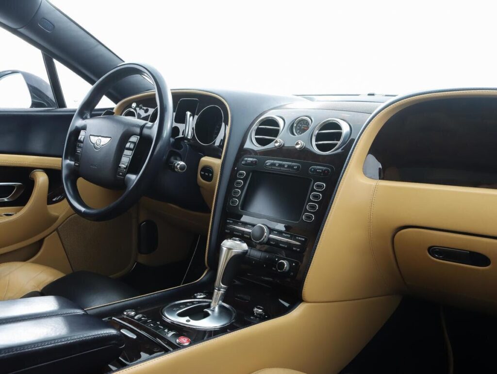 Высокий уровень качества обеспечивает идеальное состояние салона Bentley после длительного срока эксплуатации