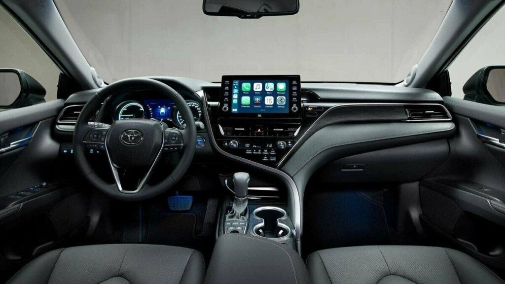 Салон обновленной Toyota Camry