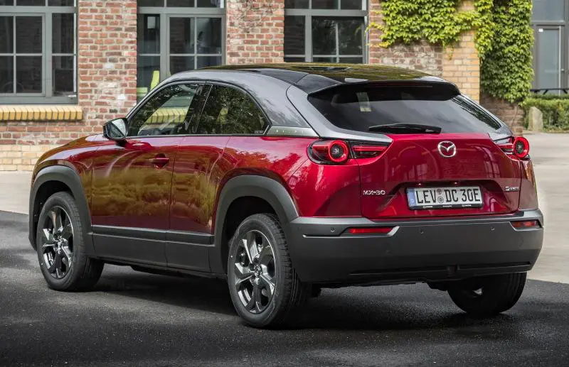 Mazda MX-30 выглядит менее гармонично по сравнению с Land Rover Defender, не правда ли?