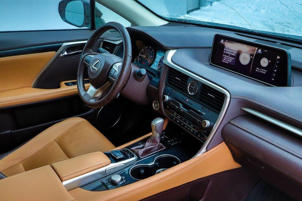 Хорошее состояние салона Lexus RX 350L с пробегом 70 тыс. километров