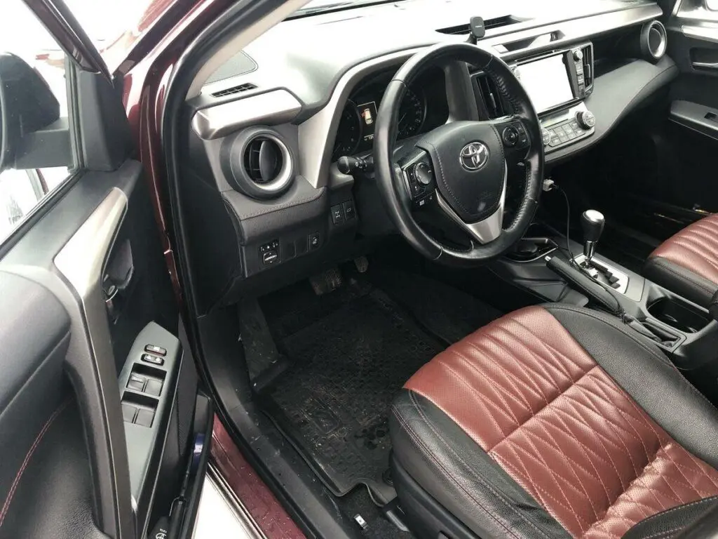 Состояние салона автомобиля с пробегом 130 тыс. км