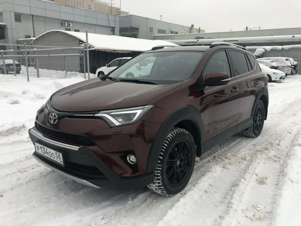Toyota RAV 4 с пробегом 130 тыс. км 2018 г. выпуска продают за 2,3 млн рублей