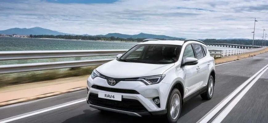 Toyota RAV 4 с пробегом до 2,5 млн рублей. Какой мотор лучше? Периодичность замены колодок и другие особенности