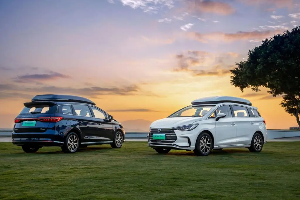 BYD Song Max со специальным дополнением на крыше, которое увеличивает высоту в салоне