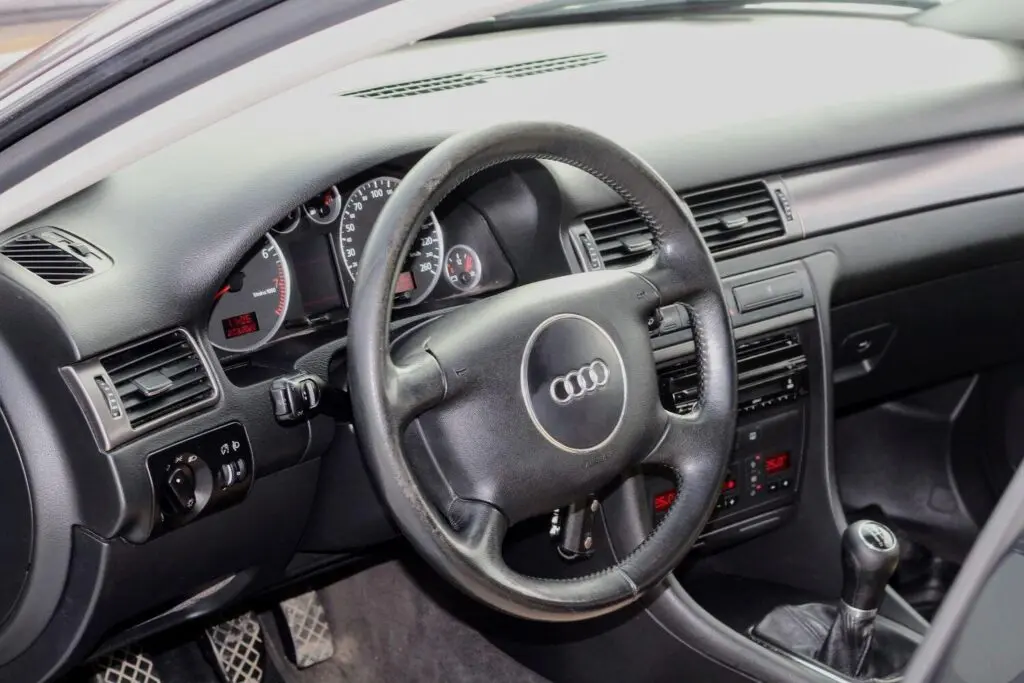 Состояние салона автомобиля с пробегом 230 тыс. км