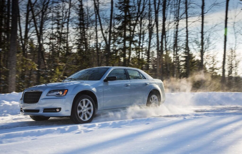 Chrysler 300С с полным приводом сохраняет заданную траекторию движения на сложных участках дороги