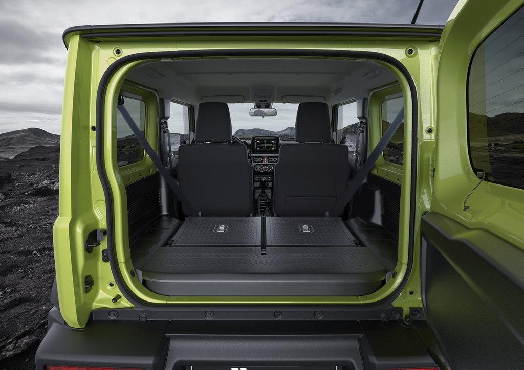 В багажном отделении Suzuki Jimny свободного пространства достаточно только при сложенных спинках сидений второго ряда  
